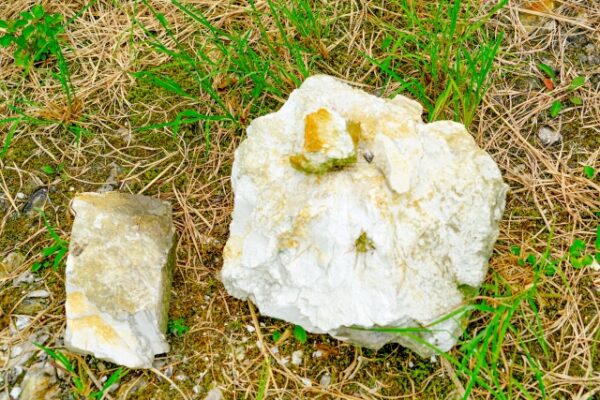 泉山磁石場の石