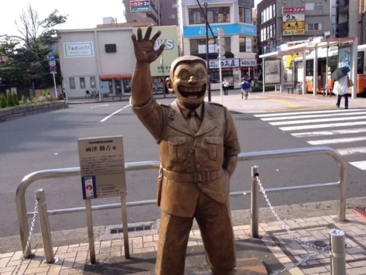 両さん像.