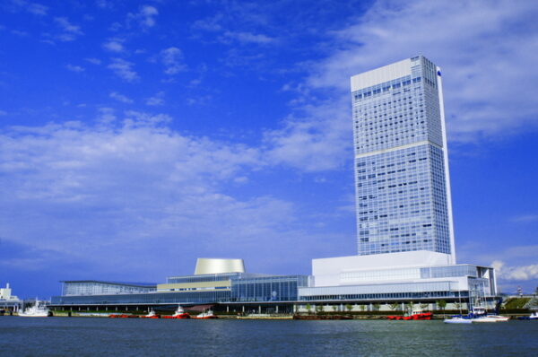 新潟県立万代島美術館