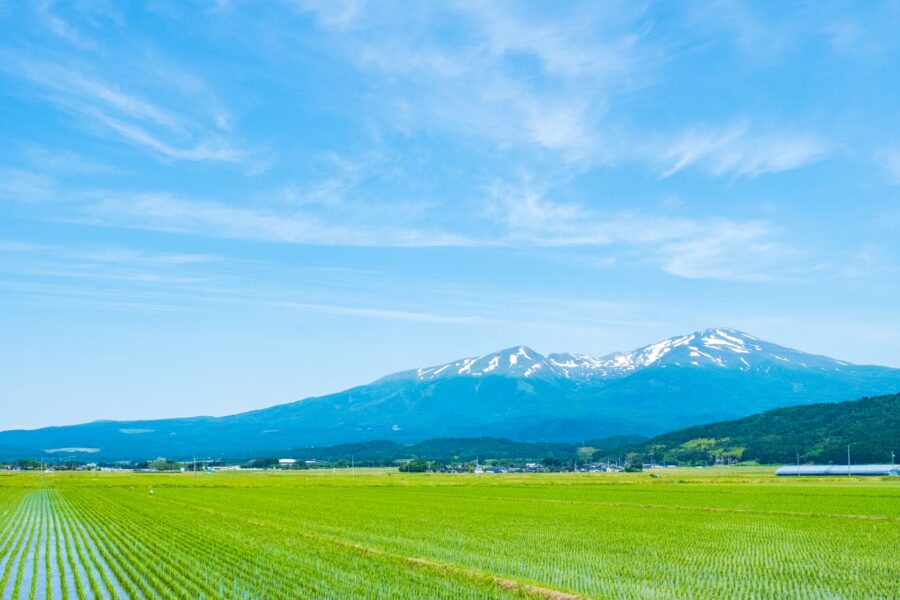 鳥海山の標高は2236mの東北第2位の高峰 出羽富士の魅力と登山コースを